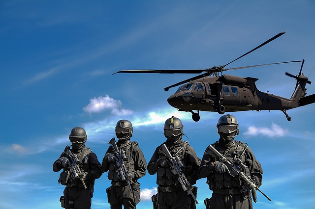 vrtulník nad vojáky